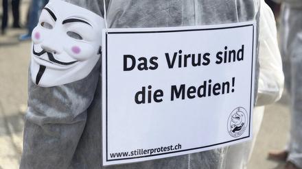 Konstruktiver Journalismus erfordert Transparenz, damit es nicht zu neuen Verschwörungstheorien kommt, wonach Politik und Medien gemeinsame Sache machen. Dieser Demonstrant macht aus seiner Kritik an den Medien keinen Hehl. 