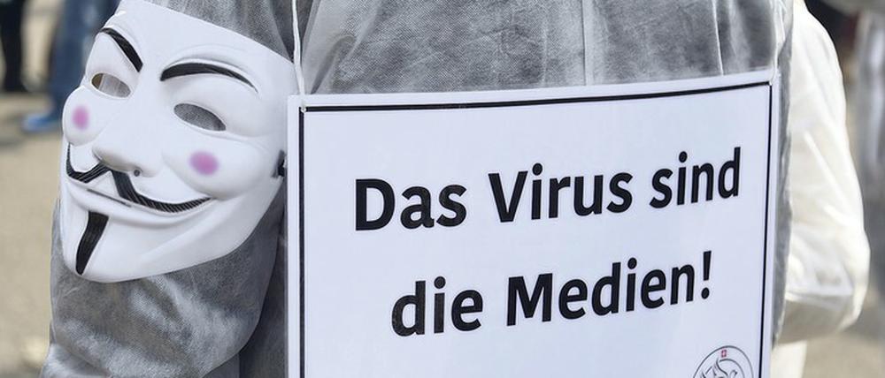 Konstruktiver Journalismus erfordert Transparenz, damit es nicht zu neuen Verschwörungstheorien kommt, wonach Politik und Medien gemeinsame Sache machen. Dieser Demonstrant macht aus seiner Kritik an den Medien keinen Hehl.