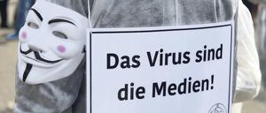 Konstruktiver Journalismus erfordert Transparenz, damit es nicht zu neuen Verschwörungstheorien kommt, wonach Politik und Medien gemeinsame Sache machen. Dieser Demonstrant macht aus seiner Kritik an den Medien keinen Hehl.