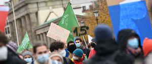 Unter dem Motto "Ihr lasst uns keine Wahl" zogen im Oktober 2021 Protestierende in Berlin auf die Straßen.