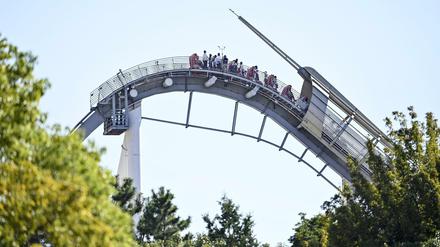 Fahrgäste einer Achterbahn der Universal Studios Japan sitzen nach einem Stromausfall fest.