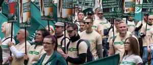 Brauner Aufmarsch. Rund 500 Mitglieder der Neonazi-Partei "Der III. Weg" zogen am 1. Mai 2019 durch Plauen. Die Inszenierung erinnerte an Paraden der NSDAP