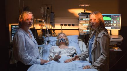 Ein Aneurysma ändert alles. Martina (Hedi Kriegeskotte, M.) fällt ins Koma. Ihre Töchter Ulrike (Silke Bodenbender, l.) und Sandra (Anneke Kim Sarnau) müssen nun schwierige Entscheidungen treffen. 