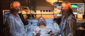 Ein Aneurysma ändert alles. Martina (Hedi Kriegeskotte, M.) fällt ins Koma. Ihre Töchter Ulrike (Silke Bodenbender, l.) und Sandra (Anneke Kim Sarnau) müssen nun schwierige Entscheidungen treffen.
