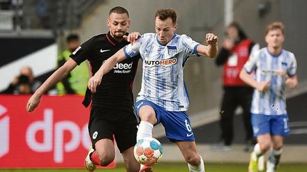 Vladimir Darida (re., im Zweikampf mit Frankfurts Djibril Sow) gehörte bei der Eintracht in einer starken Hertha-Mannschaft zu den Besten.