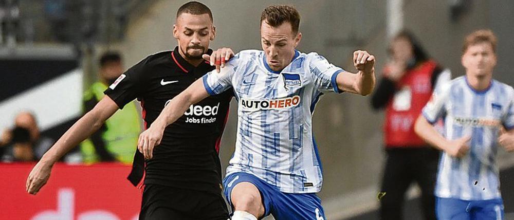 Vladimir Darida (re., im Zweikampf mit Frankfurts Djibril Sow) gehörte bei der Eintracht in einer starken Hertha-Mannschaft zu den Besten.