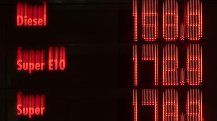 Die Preise für Diesel und Benzin steigen auf Rekordhöhen.