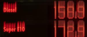 Die Preise für Diesel und Benzin steigen auf Rekordhöhen.