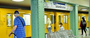 Am Bahnhof Gesundbrunnen fährt eine U-Bahn ein.