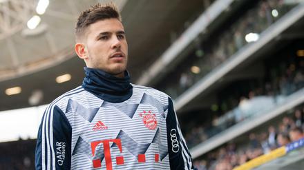 Lucas Hernández läuft vor dem Spiel zur Auswechselbank. 