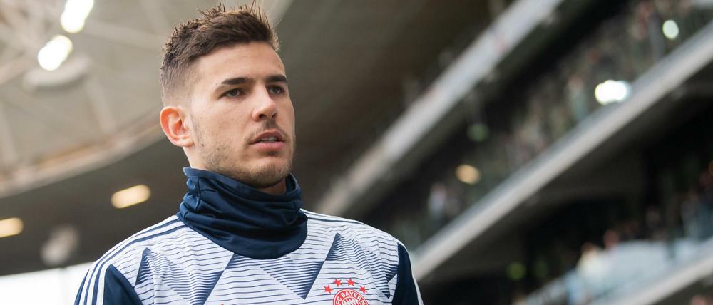 Lucas Hernández läuft vor dem Spiel zur Auswechselbank. 