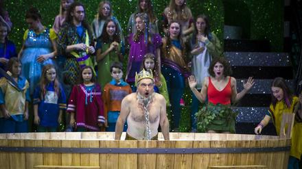 Brrrrr. Für die zweite Prüfung müssen alle ins eisige Wasser. Pamina (Alma Sadé, rechts) ist dabei, auch der alternde Sarastro (Philipp Meierhöfer). 