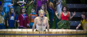 Brrrrr. Für die zweite Prüfung müssen alle ins eisige Wasser. Pamina (Alma Sadé, rechts) ist dabei, auch der alternde Sarastro (Philipp Meierhöfer).