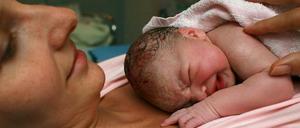 Mutter und Kind direkt nach der Geburt: Es ist ein Wunder, jedes Mal.