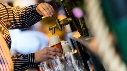 In Bars kann inzwischen auch wieder drinnen getrunken werden.