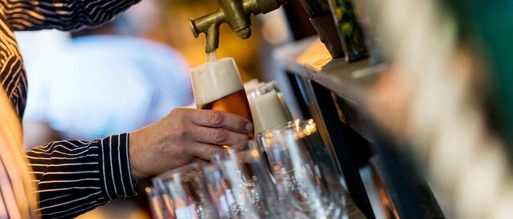 In Bars kann inzwischen auch wieder drinnen getrunken werden.