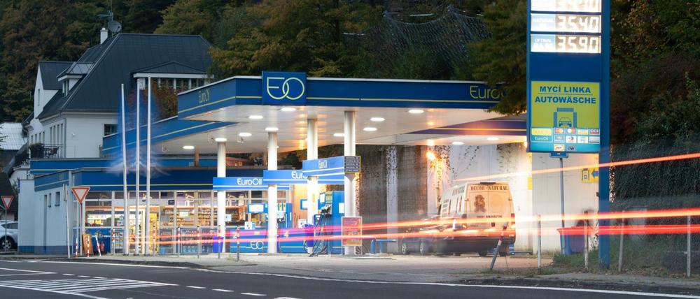 Ein Auto steht an einer Tankstelle an der deutsch-tschechischen Grenze.