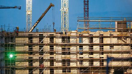 Zukunftsthemen. Wohnungsmangel und Klimawandel werden die Branche noch lange beschäftigen. Eine Baustelle in Hannover. Foto: Julian Stratenschulte/dpa