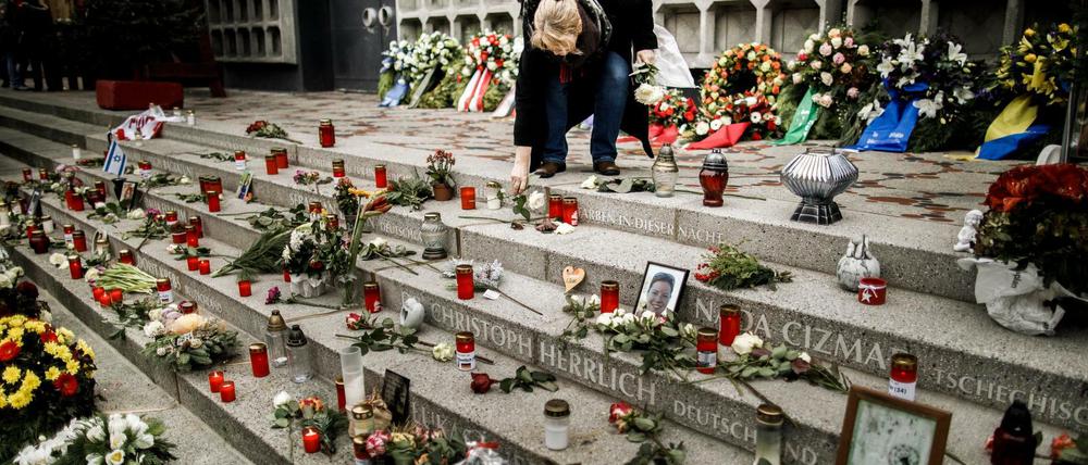 Kerzen erinnern vor der Gedächtniskirche an die Opfer des Breitscheidplatz-Anschlags.