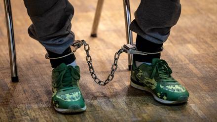 Einer der Angeklagten im Mordprozess um den Tod der gefesselten 19-Jährigen in der Weser sitzt in der Stadthalle.