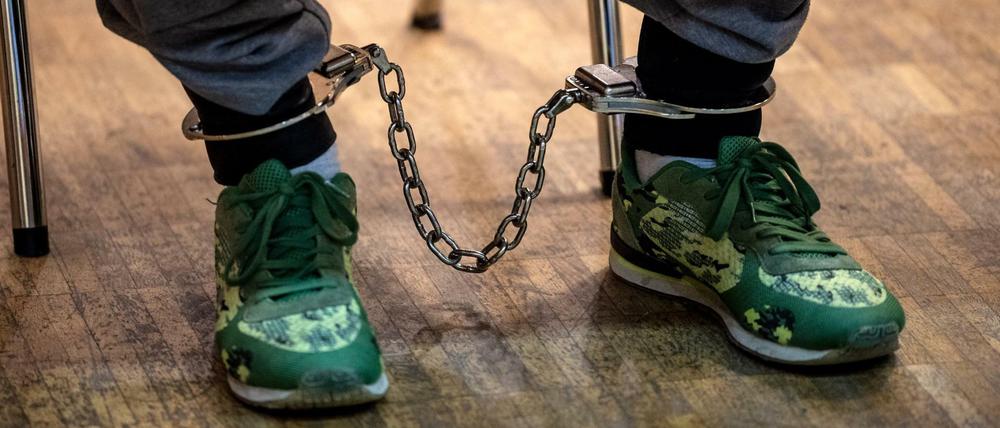 Einer der Angeklagten im Mordprozess um den Tod der gefesselten 19-Jährigen in der Weser sitzt in der Stadthalle.