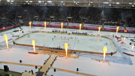 Eishockey im Freien? Das gibt es in der DEL nur maximal einmal in der Saison, wie hier im Jahr 2017 in Sinsheim beim Spiel Mannheim gegen Schwenningn.