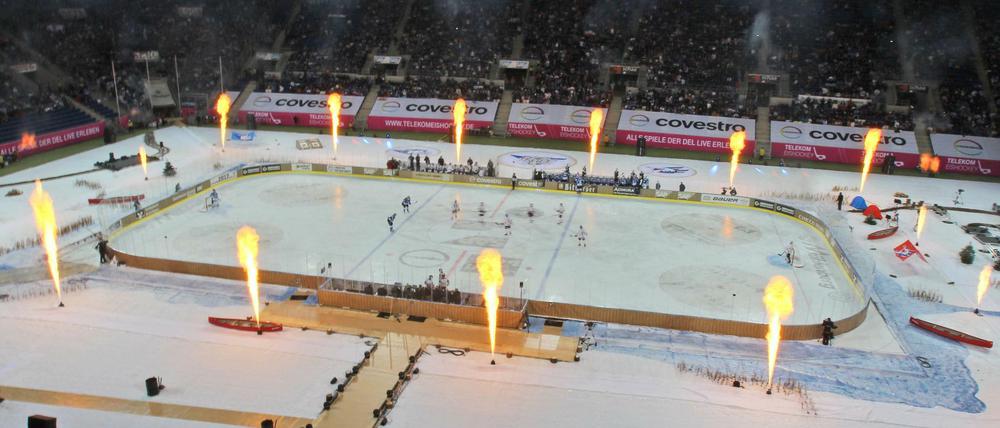 Eishockey im Freien? Das gibt es in der DEL nur maximal einmal in der Saison, wie hier im Jahr 2017 in Sinsheim beim Spiel Mannheim gegen Schwenningn.