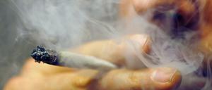 Ein Mann raucht einen Joint (Archivbild)