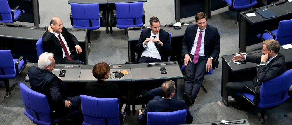 Informelle Ampelberatungen im Bundestag, unter anderem mit Olaf Scholz und Christian Lindner.