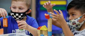 Kinder spielen in einer US-Grundschule.