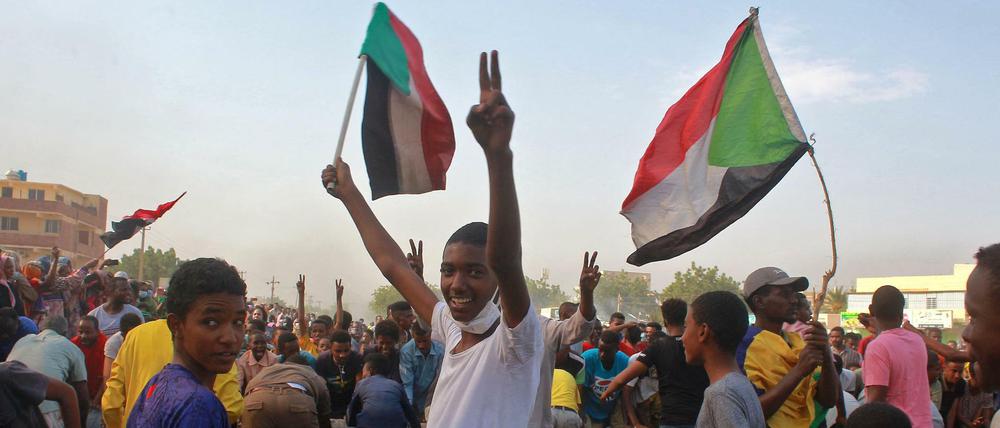 Junge Sudanesen demonstrieren gegen den Militärputsch.