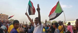 Junge Sudanesen demonstrieren gegen den Militärputsch.