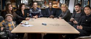 Arche Arte. Acht Protagonistinnen und Protagonisten sorgen sich um die Zukunft (v.l.n.r.): Raul Krauthausen, Mithu Sanyal, Sophia Fritz, Daniel Schreiber, Francis Kéré, Katharina Grosse, Dmitry Glukhovsky, Van Bo Le-Mentzel. 
