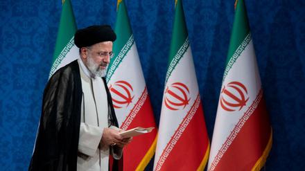 Irans Präsident Raisi fordert von Amerika, die Sanktionen aufzuheben.