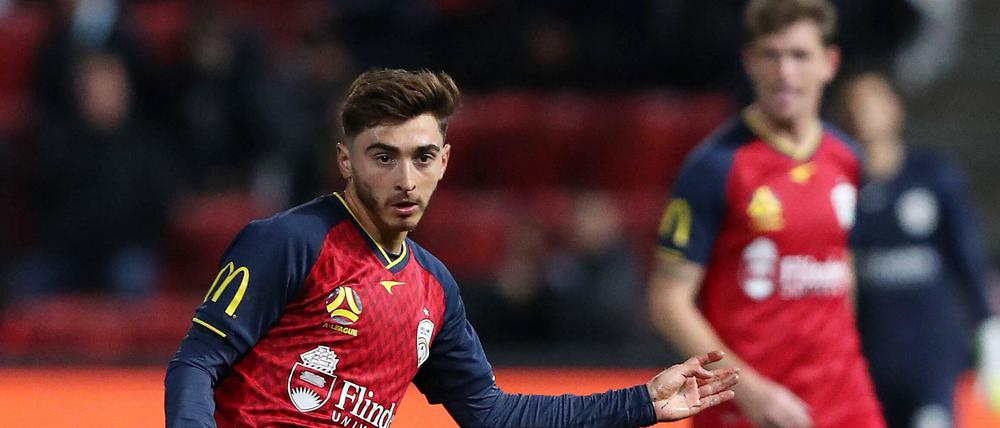 Josh Cavallo in einem Spiel der ersten australischen Liga für Adelaide United.