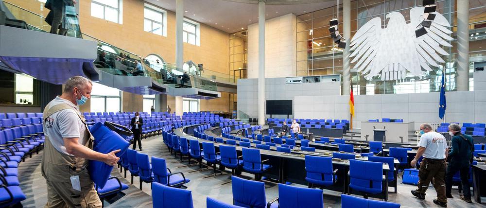 Im Bundestag wird für die konstituierende Sitzung mit nun 736 Abgeordneten umgebaut.