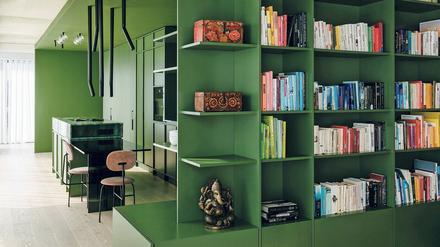 Mittelpunkt in Froschgrün. Rund um die „Green Box“ spielt sich in dieser Wohnung der Alltag ab. 