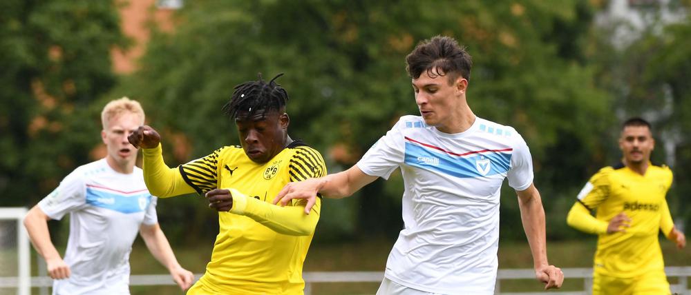 In der Jugend-Bundesliga misst sich der FC Viktoria 89 (rechts Junis Anders aus der U19) mit Vereinen wie Borussia Dortmund. Doch die Trainingsbedingungen der Berliner haben meist wenig mit Profifußball zu tun.