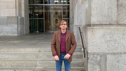 Michael Sacher vor dem Bundestag, dessen Mitglied er drei Wochen war.