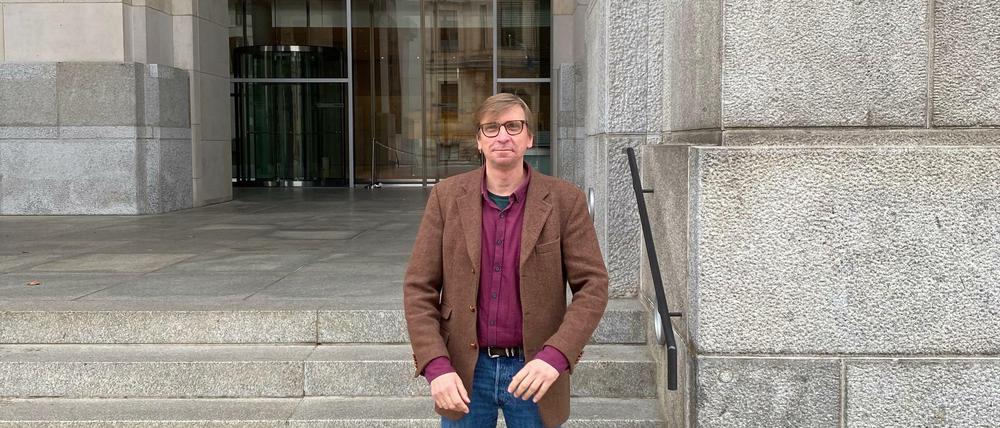 Michael Sacher vor dem Bundestag, dessen Mitglied er drei Wochen war.