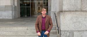 Michael Sacher vor dem Bundestag, dessen Mitglied er drei Wochen war.