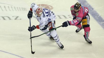 Hinterhergelaufen. Blaine Byron (rechts) und die Eisbären taten sich lange schwer mit Schwenningen (hier Alexander Karachun am Puck). 