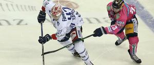Hinterhergelaufen. Blaine Byron (rechts) und die Eisbären taten sich lange schwer mit Schwenningen (hier Alexander Karachun am Puck). 
