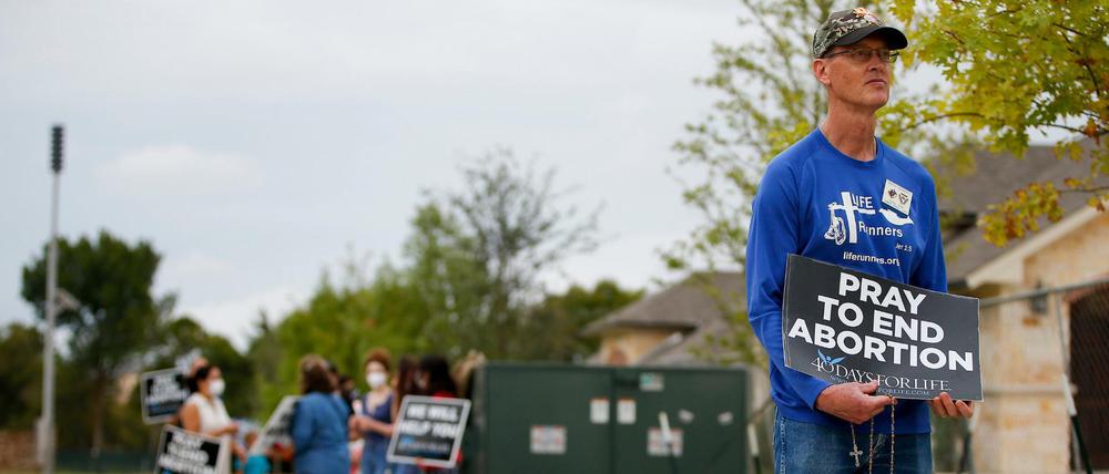 Timothy Dougherty und etwa ein Dutzend anderer Abtreibungsgegner protestieren vor einer Klinik in McKinney, Texas. (Archivbild)