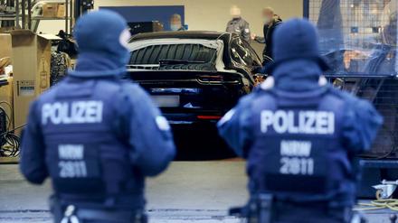 Polizisten untersuchen Räumlichkeiten in einem Gewerbegebiet bei einer Großrazzia in Nordrhein-Westfalen.