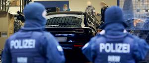 Polizisten untersuchen Räumlichkeiten in einem Gewerbegebiet bei einer Großrazzia in Nordrhein-Westfalen.