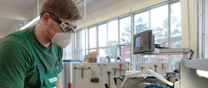 Nachwuchs gesucht. Vor allem kleinere Unternehmen tun sich schwer damit, geeignete Auszubildende zu finden. Größere Betriebe, wie hier Knorr-Bremse in Marzahn, haben hingegen oft viel mehr Bewerberinnen und Bewerber als sie unterbringen können.