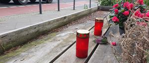 Zwei Kerzen brennen einen Tag vor Prozessbeginn am Unfallort.