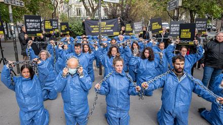 Eine von Amnesty International in Paris organisierte Demonstration gegen Menschenrechtsverletzungen in China am 7.10.2021