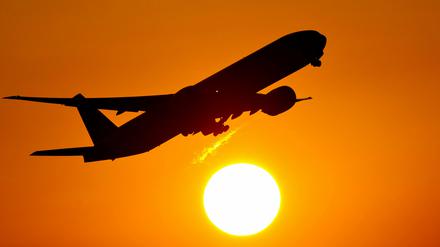 Warum wird Autobenzin stark besteuert, Kerosin für Flugzeuge aber staatlich begünstigt? Die Ungleichbehandlung ist Umweltschützern schon lange ein Dorn im Auge.